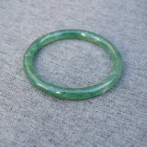 【SOLD】61.2 mm Green Strawberry Quartz Bangle Bracelet